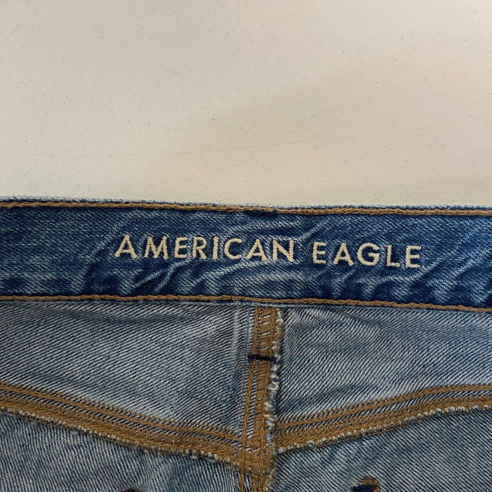 EUC American Eagle women’s medium wash distressed hem‎ short jeans size 4 - Picture 7 of 8